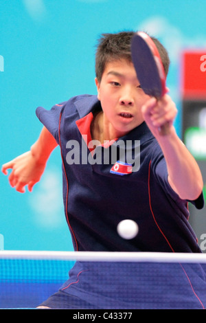 Kim Kwang Song von Team DPR Korea im Wettbewerb in den 2010 Singapur Jugend Olympischen Spielen Tischtennis Mixed Team 3.Platz Playoffs. Stockfoto