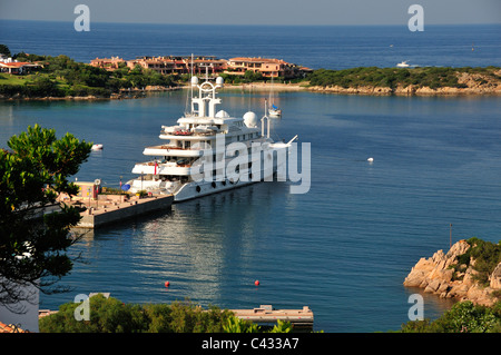 Porto Cervo Marina mit großen Motoryacht im Hafen, Costa Smeralda, Sardinien, Italien Stockfoto