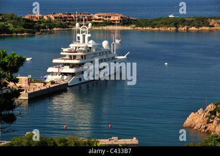 Porto Cervo Marina mit großen Motoryacht im Hafen, Costa Smeralda, Sardinien, Italien Stockfoto