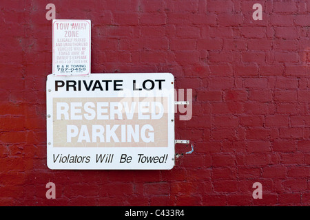 Reservierter Parkplatz Schild, tow away Zone, Corvallis, OR, USA Stockfoto