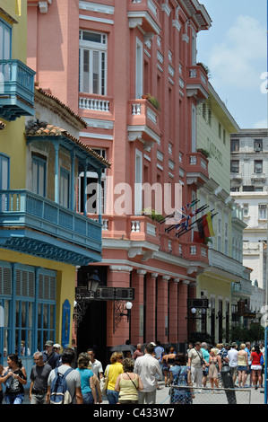 Eine Straße Szene, zeigt Ernest Miller Hemingway Lieblings Havanna Hotel Ambos Mundos in Kuba Stockfoto