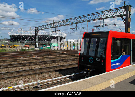 Olympiastadion und DLR-Zug, London, England Stockfoto