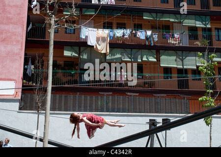 Französisch-Duo Les Schmuggler führen auf Linie für fest von San Isidro, Plaza De La Corrala in Lavapies, Madrid, Spanien Stockfoto