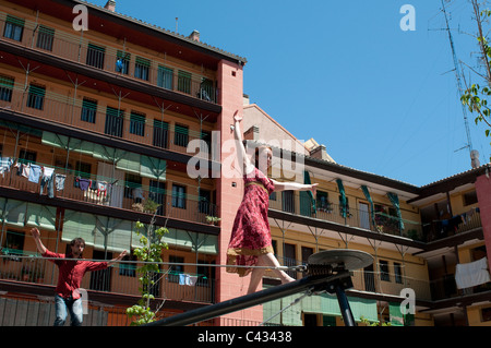 Französisch-Duo Les Schmuggler führen auf Linie für fest von San Isidro, Plaza De La Corrala in Lavapies, Madrid, Spanien Stockfoto