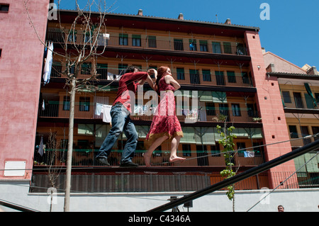 Französisch-Duo Les Schmuggler führen auf Linie für fest von San Isidro, Plaza De La Corrala in Lavapies, Madrid, Spanien Stockfoto