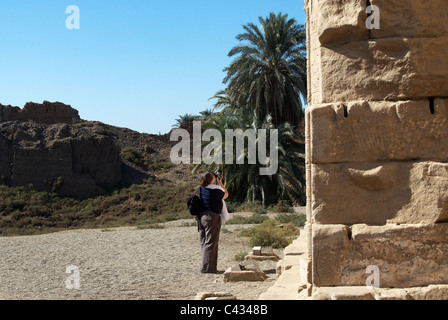 Touristen fotografieren den Tempel in Dendera Stockfoto