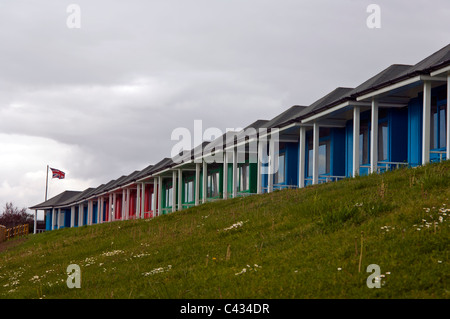 Eine Reihe von roten, blauen und grünen Strandhütten in Mablethorpe, Lincolnshire Stockfoto