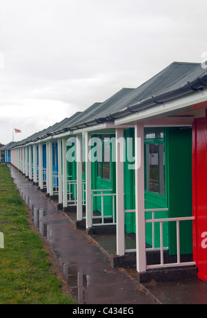 Rote, blaue und grüne Strandhütten in Mablethorpe, Lincolnshire Stockfoto