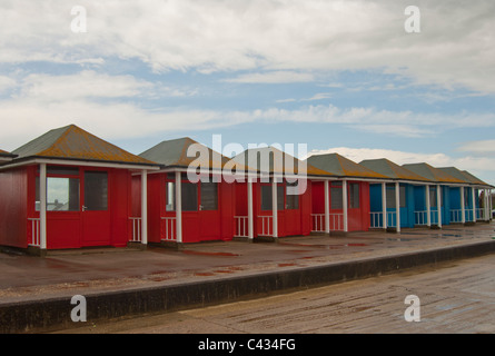 Rote und blaue Strandhütten in Mablethorpe, Lincolnshire Stockfoto