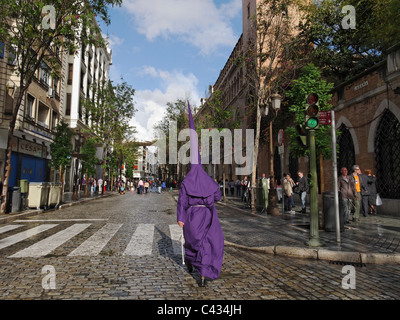 Ein Nazarener schreitend durch Sevilla, Spanien, in der Karwoche (Semana Santa) in Sevilla, Spanien. Stockfoto