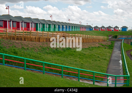 bunte Urlaub am Meer Strand Hütten in Mablethorpe Lincolnshire Stockfoto