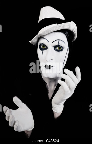 Gesicht und Hände von Mime mit dunklem Make-up auf schwarzem Hintergrund Stockfoto