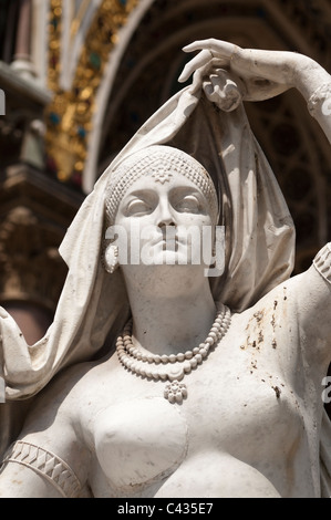 Nahaufnahme einer der Statuen am Albert Memorial im Hyde Park, London, UK Stockfoto