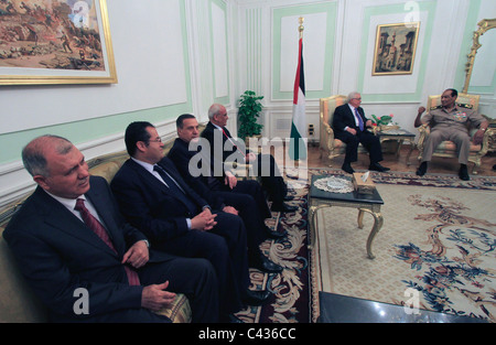 Der palästinensische Präsident Mahmoud Abbas und Delegation, links, trifft Ägyptens Feldmarschall Hussein Tantawi, in Kairo Stockfoto