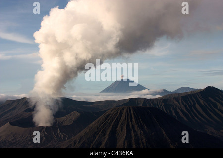 Mount Bromo in einen aktiven Zustand mit dem Mount Semeru Rauchen im Hintergrund. Stockfoto