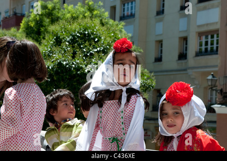 Mädchen in Chulapa - Tracht, Plaza De La Corrala in Lavapies, Madrid, Spanien Stockfoto