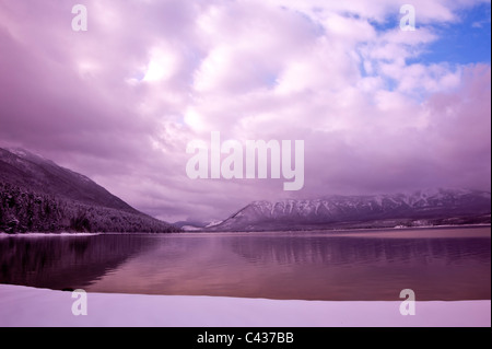 Winter Wolken über Lake McDonald in Glacier Nationalpark Stockfoto