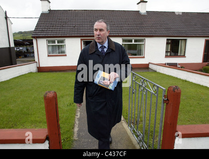 Sinn Féin MLA für Foyle Mitchell McLaughlin Leinwände im kleinen Weiler Park im County Derry, 13. April 2005, Nordirland... Stockfoto