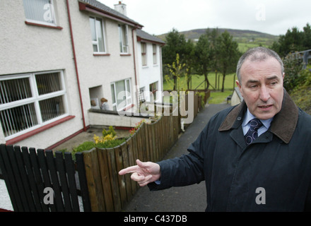 Sinn Féin MLA für Foyle Mitchell McLaughlin Leinwände im kleinen Weiler Park im County Derry, 13. April 2005, Nord Irland Stockfoto