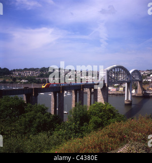 Virgin Voyager überquert den Fluss Tamar Brunels berühmten Royal Albert Brücke, die die Grenze zwischen Devon und Cornwall umfasst. Stockfoto