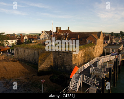 Yarmouth Castle und Wightlink Fähre terminal Yarmouth Isle Of Wight Hampshire England UK am frühen Abend Stockfoto