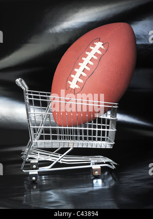 Fußball in einem Einkaufswagen. Stockfoto