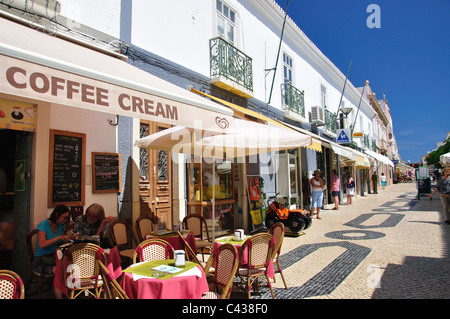 Restaurant im Freien, Rua 25 de Abril, Lagos, Region Algarve, Portugal Stockfoto
