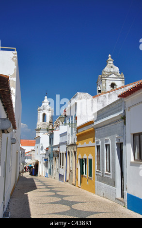 Straßenszene mit der Kirche Igreja de Santo Antonio, Lagos, Algarve, Portugal Stockfoto