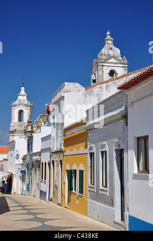 Straßenszene mit der Kirche Igreja de Santo Antonio, Lagos, Algarve, Portugal Stockfoto