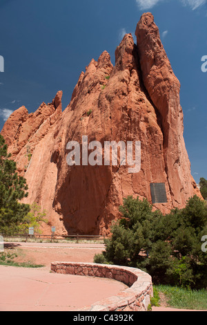 Signatur-Rock mit seiner Widmung Plaque, im Garten der Götter Park, Colorado Springs, CO Stockfoto