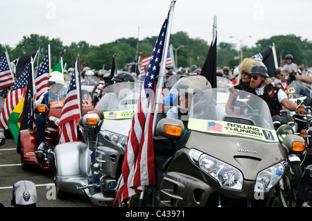 ARLINGTON, VA-Teilnehmer der jährlichen Rolling Thunder Motorrad Rallye durch die Innenstadt von Washington DC am 29. Mai 2011. Diese Aufnahme wurde als die Mitfahrer waren verlassen die Staging Area im Norden der Parkplatz des Pentagon, wo Tausende von Bikes und Fahrer gesammelt hatte. Stockfoto