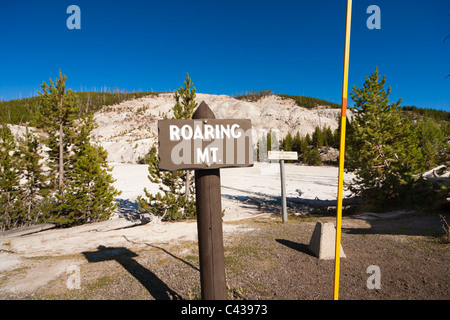 Roaring Mountain Yellowstone Nationalpark Zeichen und Maßstab. Zeichen: keine Reise über diesen Punkt hinaus. US-Umfrage Marker. Stockfoto
