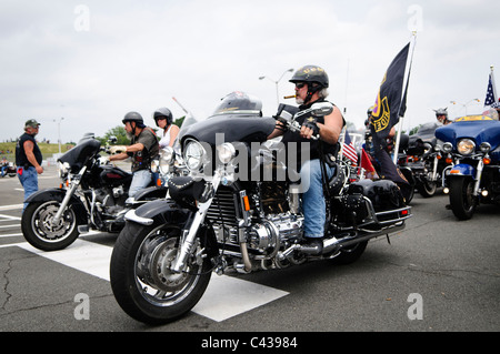 ARLINGTON, VA-Biker die Teilnahme an der jährlichen Rolling Thunder Motorrad Rallye durch die Innenstadt von Washington DC am 29. Mai 2011. Diese Aufnahme wurde als die Mitfahrer waren verlassen die Staging Area im Norden der Parkplatz des Pentagon, wo Tausende von Bikes und Fahrer gesammelt hatte. Stockfoto