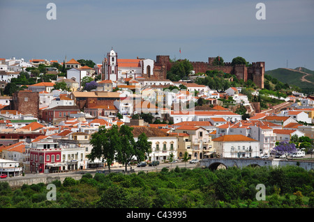 Blick auf Hügel Stadt und Burg, Silves, Silves Gemeinde, Region Distrikt Faro, Algarve, Portugal Stockfoto