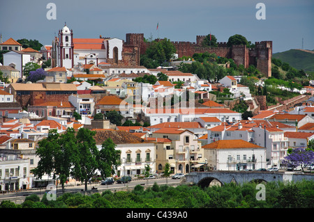 Blick auf Hügel Stadt und Burg, Silves, Silves Gemeinde, Region Distrikt Faro, Algarve, Portugal Stockfoto