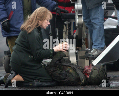 Schauspielerin Shirley MacLaine kniet über einen sterbenden britischer Soldat Investitur Filiming in Nord-Belfast, Nordirland, 20. April 2006. Die Straßen von Belfast zu einem Film-set, wie einige der schwersten Jungs Hollywoods begann mit der Herstellung eines neuen Films - schließen den Ring umgewandelt wurden, ist ein romantisches Drama, basierend auf einer wahren Geschichte, die mehr als 50 Jahren zwischen Belfast und Amerika entwickelt. Die Liste der Stars, die im Norden der Stadt Klang wie ein Appell für die Oscars: Richard Attenborough, Pete Postleth-Waite und Bren-da Fricker gehörten diejenigen, die ihre Magie in den Straßen zwischen th und Somerton Straße entdeckt Stockfoto