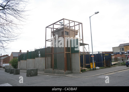 Die Straßen von Belfast, Nordirland, 19. April 2006, aber dieses Mal für die Straßen von Belfast zu einem Film-set, wie einige der schwersten Jungs Hollywoods begann mit der Herstellung eines neuen Films - schließen den Ring umgewandelt wurden, ist ein romantisches Drama, basierend auf einer wahren Geschichte, die mehr als 50 Jahren zwischen Belfast und Amerika entwickelt. Die Liste der Stars, die im Norden der Stadt entdeckt Klang wie ein Appell für die Oscars: Richard Attenborough, Pete Postleth-Waite, Shirley MacLaine und Bren-da Fricker gehörten diejenigen, die ihre Magie in den Straßen zwischen Somerton Road und der Uferstraße. Stockfoto