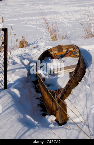 Alten Holzboot ruht auf der Küste des Flusses gebrochen. Stockfoto