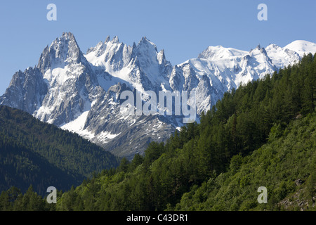 Aiguilles de Chamonix (3000 bis 3852 Meter ü.d.M.) mit dem Mont-Blanc (4810 Meter ü.d.M.) in der oberen rechten Ecke. Chamonix, Haute-Savoie, Frankreich. Stockfoto