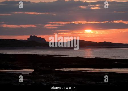 Bamburgh Castle in Northumberland mit einem schönen Sonnenuntergang an einem Sommerabend Stockfoto