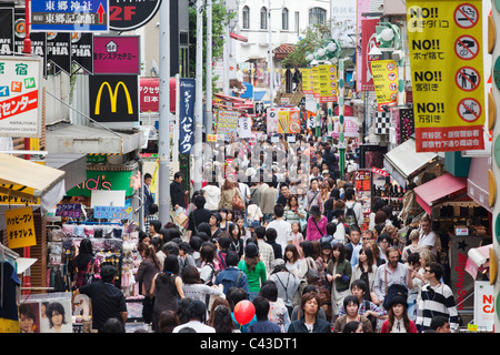 Asien, Japan, Honshu, Tokio, Harajuku, Takeshita Dori, Takeshita Straße, Geschäfte, Einkaufen, Tourismus, Reisen, Urlaub, Urlaub Stockfoto