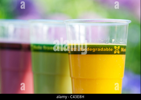 Biologisch abbaubaren, kompostierbaren Kunststoff freie Cups aus Pflanzenmaterial mit bunten Fruchtsaft gefüllt. Stockfoto