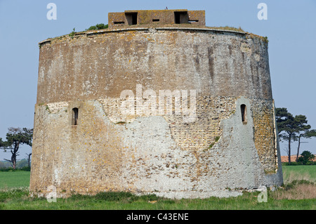 Martello-Turm aus der Napolenic-Wars-Ära mit einer konkreten Piller-Box aus dem 2. Weltkrieg gebaut, an der Spitze, Suffolk. Stockfoto