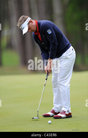 Professional Golfer Luke Donald spielt einen Schuss Stockfoto