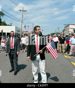 New Yorker Gouverneur Andrew M. Cuomo marschieren in kleinen Hals Douglaston Memorial Day Parade, 30. Mai 2011, Little Neck, New York Stockfoto