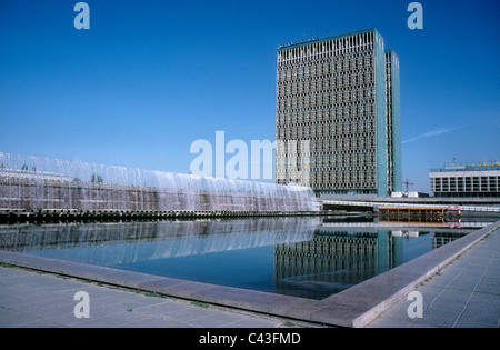 Brunnen vor einem Sowjet-Ära Verwaltungsgebäude in Leninplatz, Taschkent, Usbekistan. Stockfoto