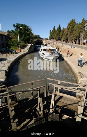 Kanalboot oder Longboat in Lock (Neuf Ecluses) Auf dem Canal du Midi Beziers Hérault Frankreich Stockfoto