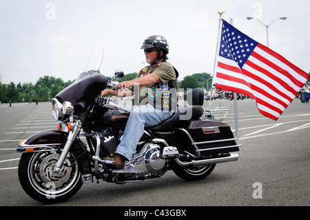 ARLINGTON, VA - ein Fahrrad mit einer USA-Flagge, die an der jährlichen Rolling Thunder Motorrad Rallye durch die Innenstadt von Washington DC am 29. Mai 2011. Diese Aufnahme wurde als die Mitfahrer waren verlassen die Staging Area im Norden der Parkplatz des Pentagon, wo Tausende von Bikes und Fahrer gesammelt hatte. Stockfoto