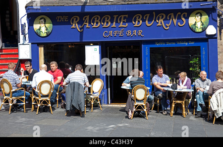 Edinburgh, die auswärts essen al Fresco in Royal Mile, Schottland, Vereinigtes Königreich, Europa Stockfoto