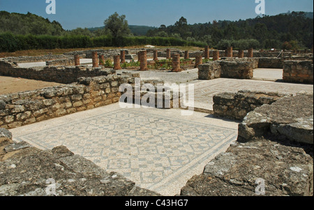 Altes Bodenmosaik in den Ruinen der römischen Siedlung Conimbriga in Condeixa-a-Nova, auch bekannt als Condeixa, eine Stadt und eine Gemeinde im Bezirk Coimbra, Portugal Stockfoto